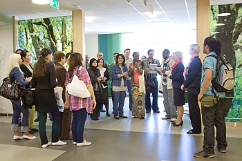 En grupp på studiebesök i den nya vårdbyggnaden Tehuset på Södra Älvsborgs Sjukhus