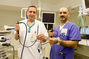 Tomas Izycki Herman och Moustafa Mohsen Abed, läkare som utför EBUS-bronkoskopi. Foto: Pernilla Lundgren, Fotomedia SÄS.