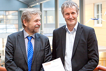 Björn Brorström och Thomas Wallén med det just  underskrivna samverksansavtalet. Foto: Peter Edquist.
