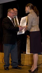 Kjell Andersson tar emot diploment för Utmärkt Grön Upphandlare ur kronprinsessans hand. (foto: Eric J Bleckert)
